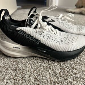 Brooks Women’s glycerin 22 stealth fit 8.5